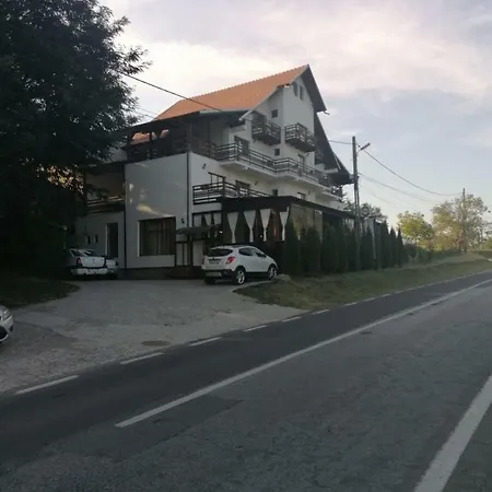 Pensiunea Pomi -oesti Pensión Albestii Paminteni